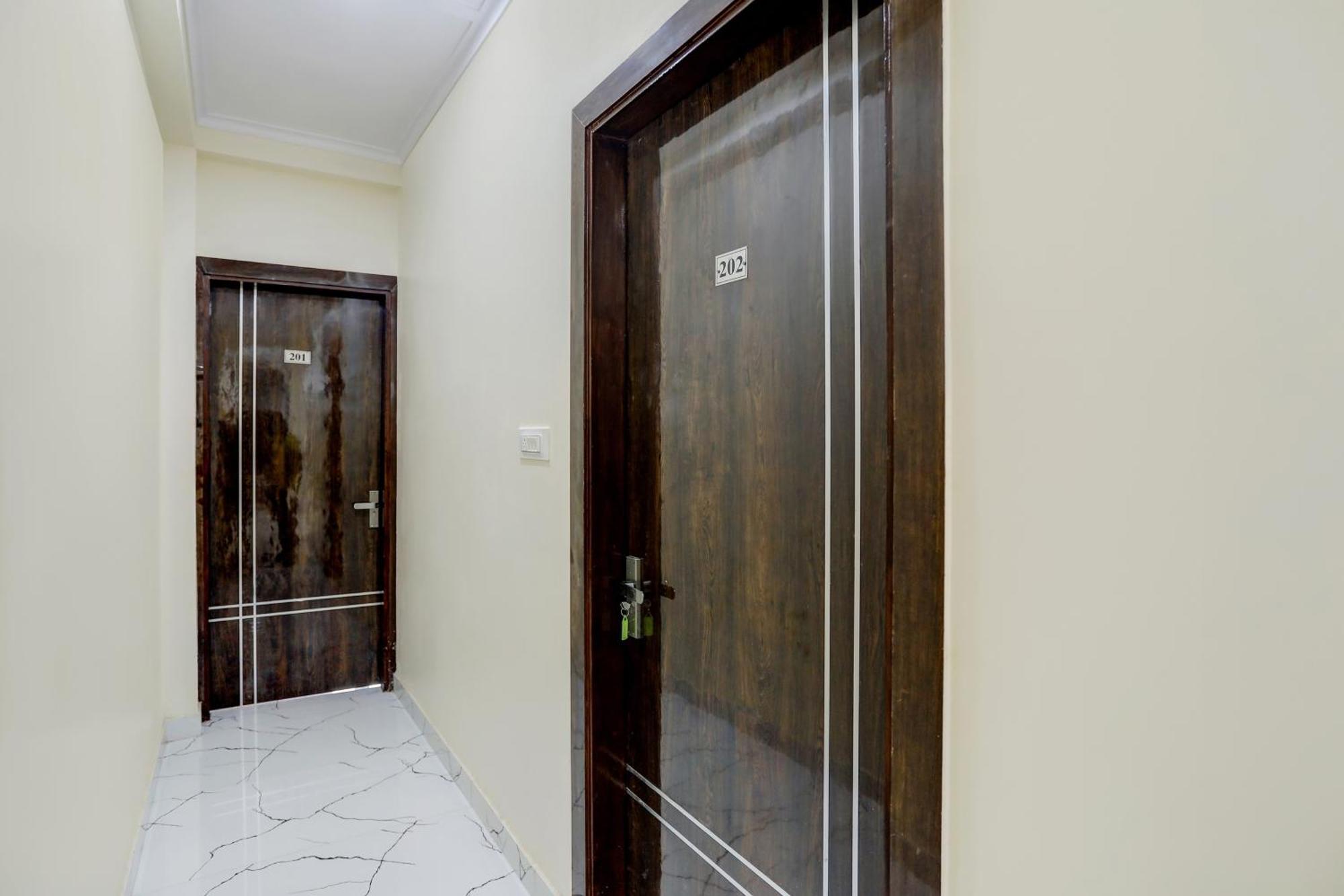 Hotel O Diamond Inn Ню Делхи Екстериор снимка